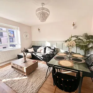 Apartment 3 Minutes To Tower Of Trendy Shoreditch Recently Refurbished 3 Bedrooms Sleeps 8, London