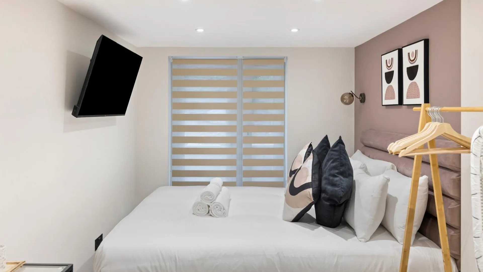 Apartment City Haven Luxe Studio With King Size Bed London